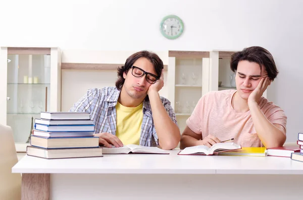 Два студента-мужчины готовятся к экзаменам дома — стоковое фото