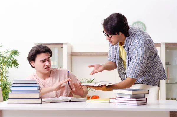 Deux étudiants masculins se préparent aux examens à la maison — Photo