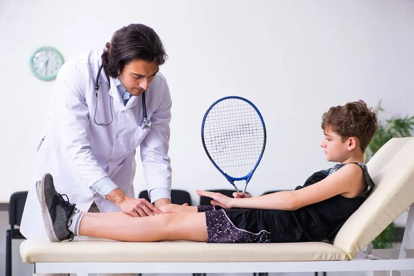 Garçon joueur de tennis visitant jeune médecin traumatologue — Photo