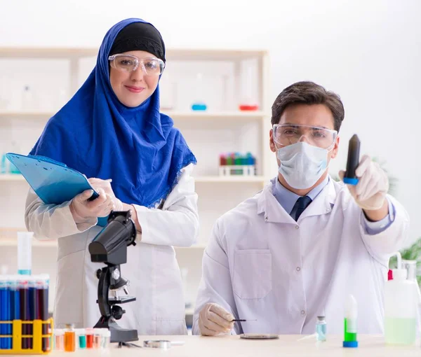 Zwei Chemiker im Labor — Stockfoto