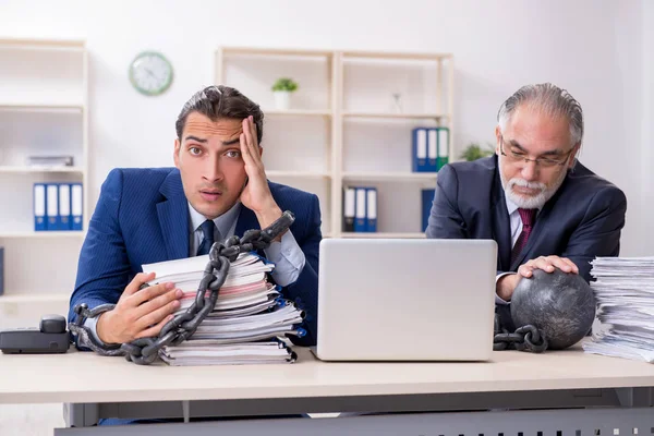 Deux employés masculins mécontents du travail excessif — Photo