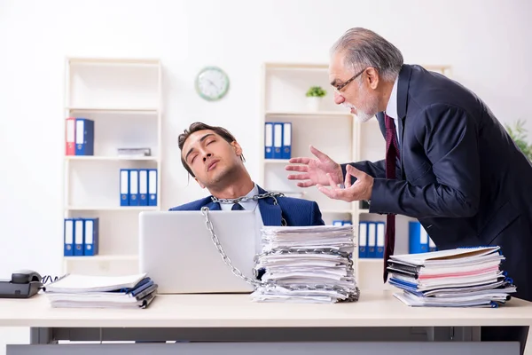Velho chefe e jovem empregado do sexo masculino no escritório — Fotografia de Stock