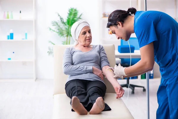 Young male doctor and female oncology patient — Stock Photo, Image