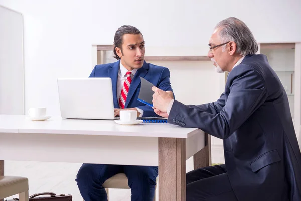 Deux hommes d'affaires discutant affaires au bureau — Photo