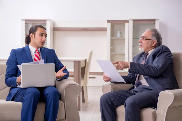 Dos hombres de negocios discutiendo negocios en la oficina —  Fotos de Stock