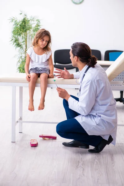 Giovane medico pediatra con bambina — Foto Stock