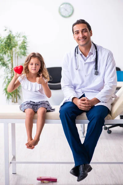 Fiatal orvos gyermekorvos kislánnyal — Stock Fotó