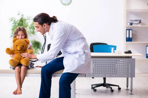 Jonge arts kinderarts met klein meisje — Stockfoto