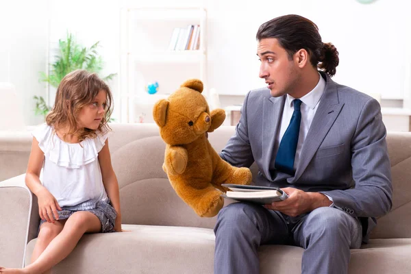 Barnpsykolog hos en liten flicka — Stockfoto