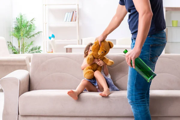 Padre ubriaco nel concetto di abuso domestico di minori e violenza — Foto Stock