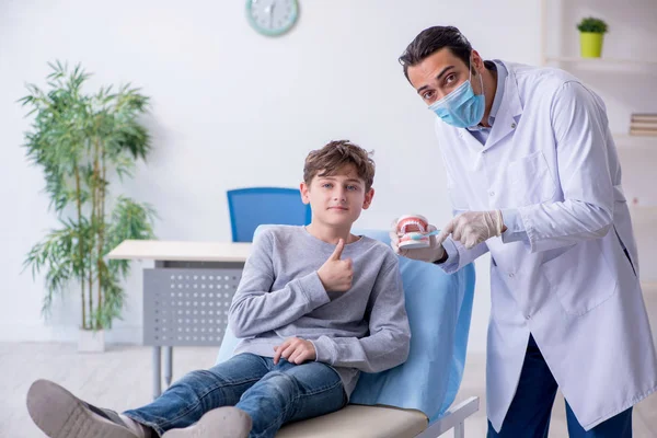 병원에 의사를 방문하는 소년 — 스톡 사진