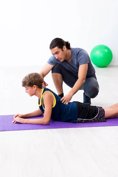 Jovem pai e seu filho fazendo exercícios — Fotografia de Stock