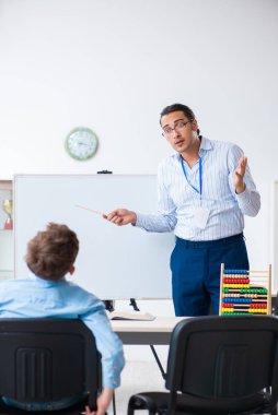 Genç baba oğlunun sınava hazırlanmasına yardım ediyor.