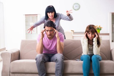 Aile sorunları konseptinde genç aile ve kayınvalide