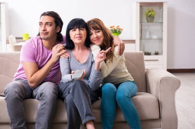 Aile sorunları konseptinde genç aile ve kayınvalide