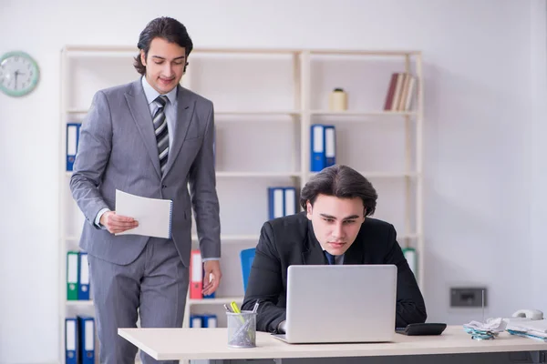 Two young employees working in the office — Stock Photo, Image