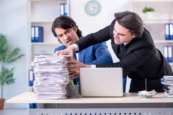 Due colleghi maschi infelici con un lavoro eccessivo — Foto Stock