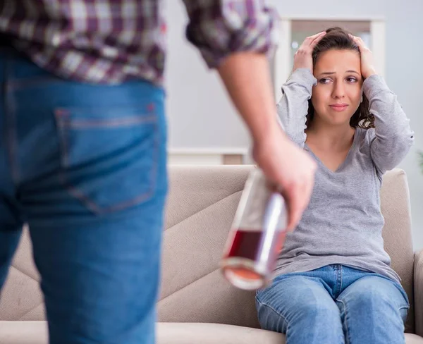 Häusliche Gewalt im Familienstreit mit betrunkenem Alkoholiker — Stockfoto