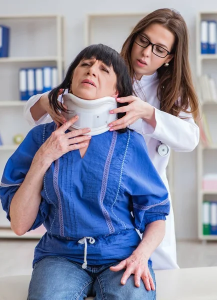 Doktorlarda boynu yaralanmış yaşlı bir kadın. — Stok fotoğraf