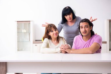 Aile sorunları konseptinde genç aile ve kayınvalide
