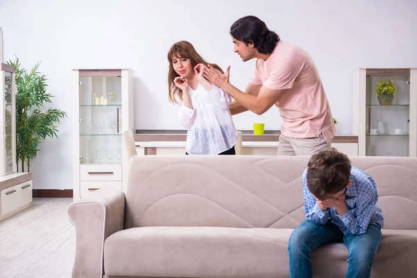 Karı-koca ve çocukla aile içi anlaşmazlık — Stok fotoğraf