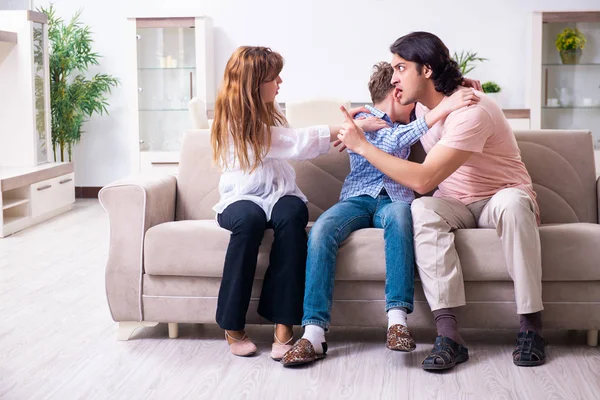 Familienkonflikt mit Mann, Frau und Kind — Stockfoto