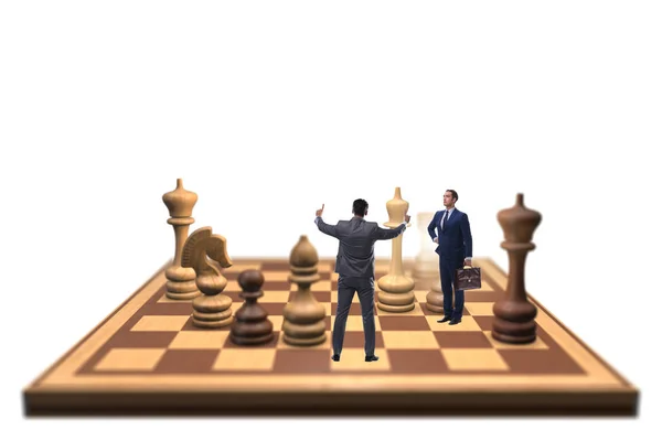 Empresario en tablero de ajedrez grande en concepto de estrategia —  Fotos de Stock