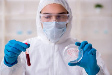 Laboratuvarda çalışan genç bir kimyager.