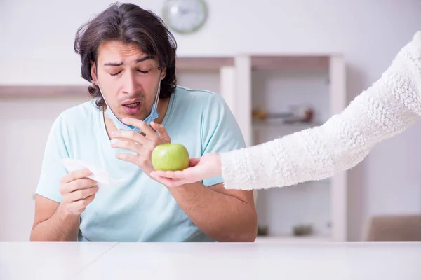 Hombre joven que sufre de alergia — Foto de Stock