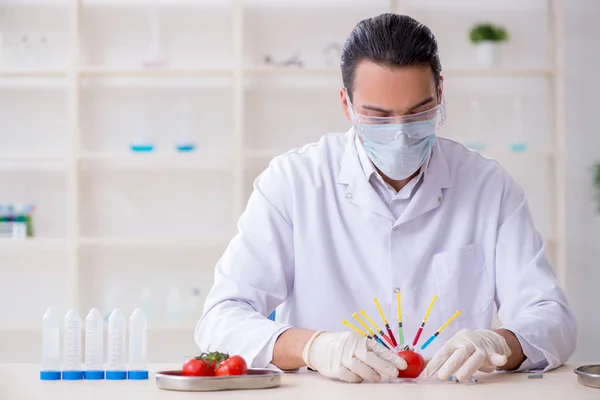 Männlicher Ernährungsexperte testet Nahrungsmittel im Labor — Stockfoto