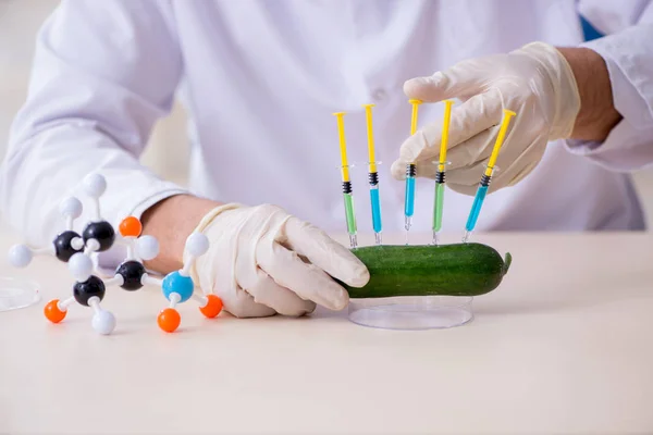Expert op het gebied van mannelijke voeding die levensmiddelen in het lab test — Stockfoto