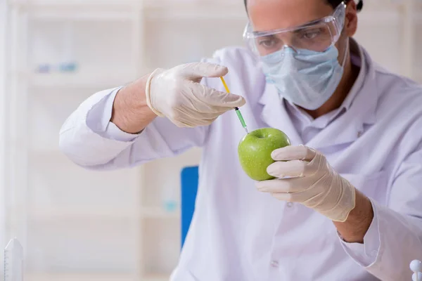 Erkek beslenme uzmanı gıda ürünlerini laboratuarda test ediyor. — Stok fotoğraf
