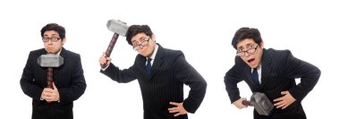 Elinde çekiç tutan bir iş adamı beyaz üzerinde izole