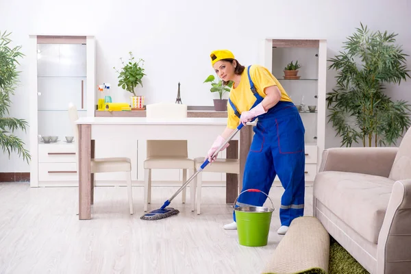 Oude vrouwelijke aannemer doet huishoudelijk werk — Stockfoto