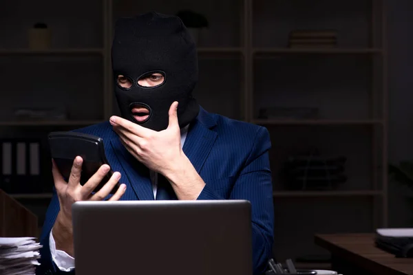 Hombre empleado robando información en la oficina durante la noche —  Fotos de Stock