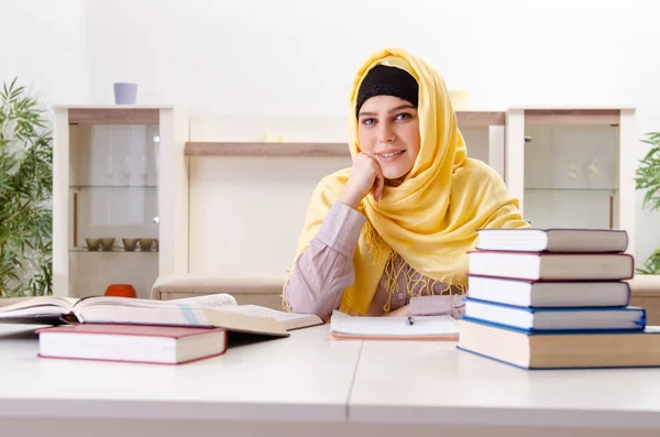 Estudante feminina em hijab se preparando para exames — Fotografia de Stock