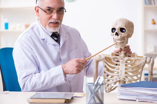 Medico di sesso maschile invecchiato con scheletro — Foto Stock