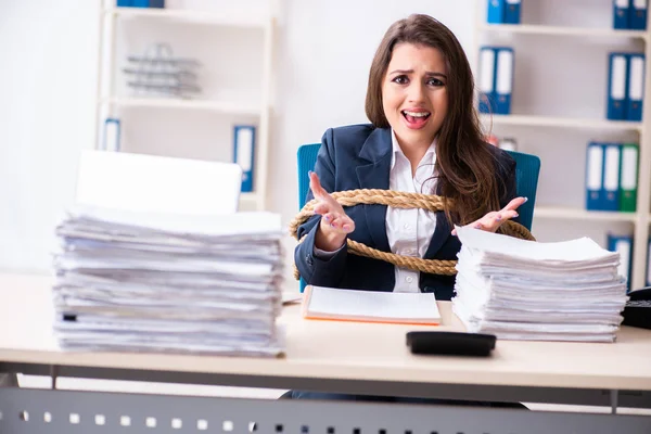 Junge schöne Angestellte mit Seil im Büro gefesselt — Stockfoto