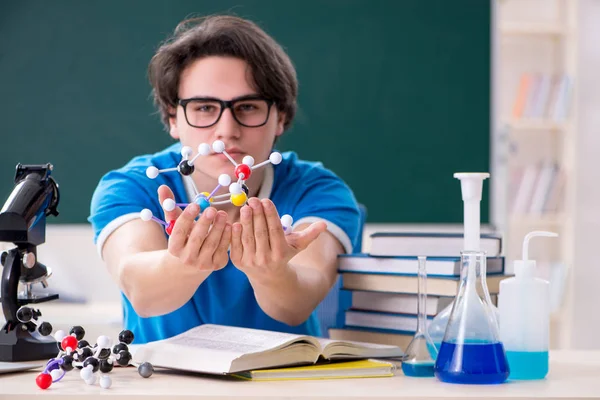 Joven estudiante masculino en el aula — Foto de Stock