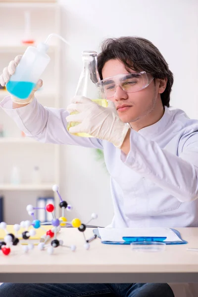Ung biokemist i labbet — Stockfoto