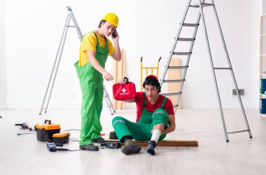 Yaralı işçi ve iş arkadaşı