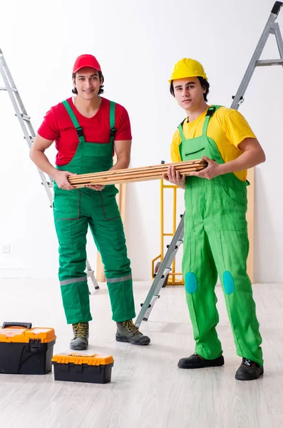 两名在室内工作的工人承包商 — 图库照片