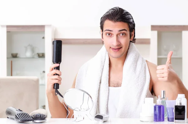 Joven hombre guapo en el baño — Foto de Stock