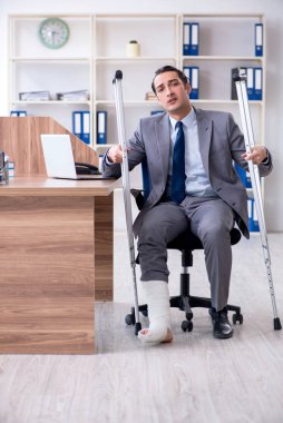 Ofiste bacağı yaralı bir erkek çalışan var.
