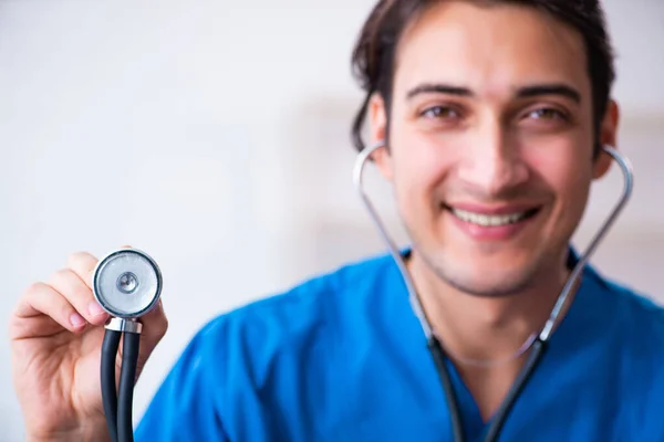 Jovem médico masculino com estetoscópio — Fotografia de Stock