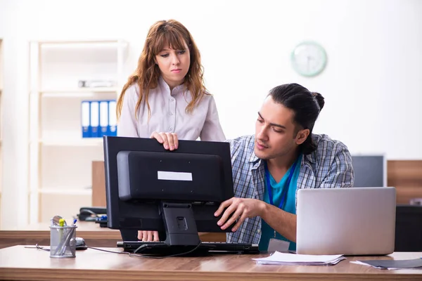 Junge männliche Fachkraft im Büro — Stockfoto