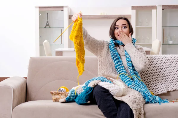 Young beautiful woman knitting at home — Stock Photo, Image