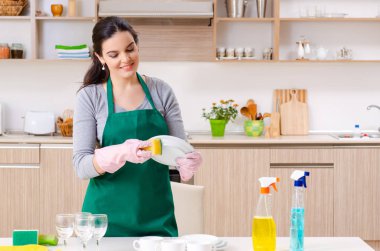 Ev işi yapan genç bir kadın müteahhit.