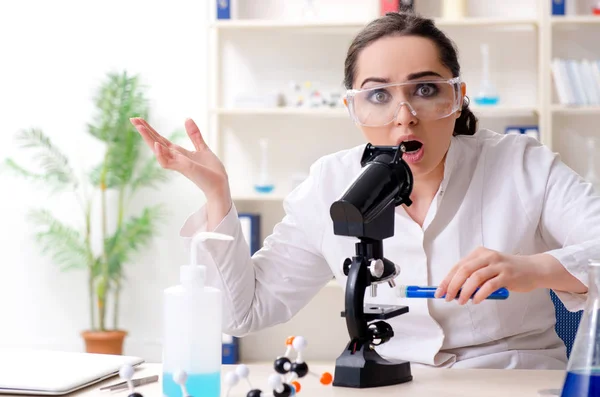 Giovane chimica femminile che lavora in laboratorio — Foto Stock