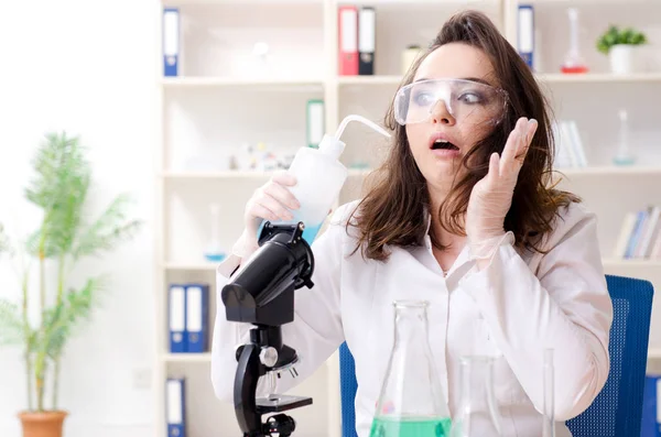 Αστεία γυναίκα χημικός εργάζεται στο εργαστήριο — Φωτογραφία Αρχείου